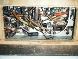 Vyměněny 3 kondíky( znovu zality do původních pouzder) a opraven sítový vypínač