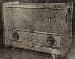 Prototyp přijímače s bílou stupnicí, černými knoflíky, ozdobnými otvory na bocích, nápisem Tesla na středové liště.