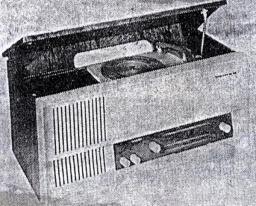 Původní návrh přístroje s bíle lakovaným čelem skříňe a stupnicí v černé barvě